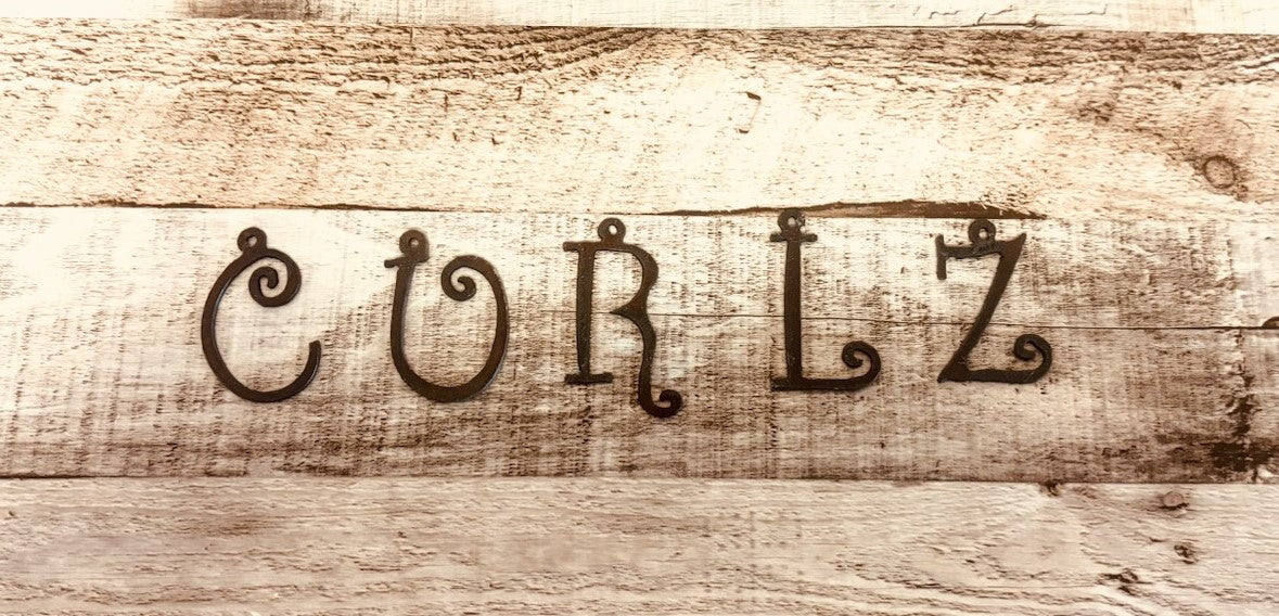 "Curls" font Initial Charm